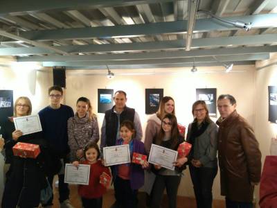 Almenara entrega los premios del concurso escolar de postales  navideas