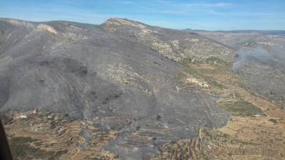 Los bomberos califican de 'controlado' el incendio forestal de Culla (10:00 horas)