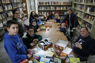 Els ms menuts de Vilafams i els seus pares participen en els jocs del programa 'Viu la biblioteca'