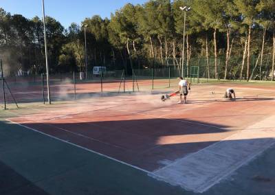 Almenara remodela tres pistes de tennis en les installacions esportives