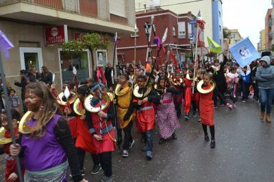 Los alumnos del Den Mart llenan de color las calles de Oropesa del Mar en el desfile de Carnaval