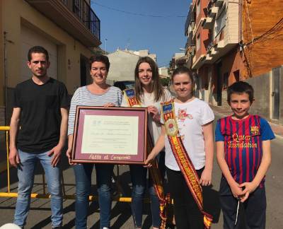L'alcaldessa d'Almenara rep el certificat de la Unesco que declara les falles Patrimoni Immaterial de la Humanitat