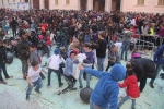 El Coso Multicolor llena de confeti la Magdalena