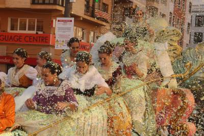 El Coso Multicolor llena de confeti la Magdalena