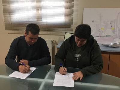L'Ajuntament de Les Coves de Vinrom i la Uni Musical Covarxina signen el contracte de cessi d's de l'escorxador