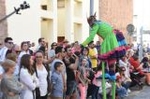 La cabalgata de fiestas llena las calles de Vila-real de colorido y crítica local
