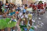 La cabalgata de fiestas llena las calles de Vila-real de colorido y crítica local