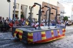 La cabalgata de fiestas llena las calles de Vila-real de colorido y crítica local