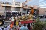 La cabalgata de fiestas llena las calles de Vila-real de colorido y crítica local