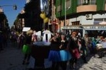 La cabalgata de fiestas llena las calles de Vila-real de colorido y crítica local