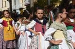 La cabalgata de fiestas llena las calles de Vila-real de colorido y crítica local