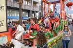 La cabalgata de fiestas llena las calles de Vila-real de colorido y crítica local