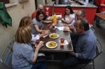 Centenars de veïns es reuneixen en el Concurs de Paelles