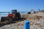 El Ayuntamiento de Oropesa del Mar y Costas retiran las piedras de Amplàries para crear una playa de arena de seis metros