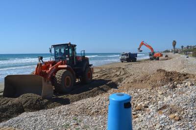 El Ayuntamiento de Oropesa del Mar y Costas retiran las piedras de Amplries para crear una playa de arena de seis metros
