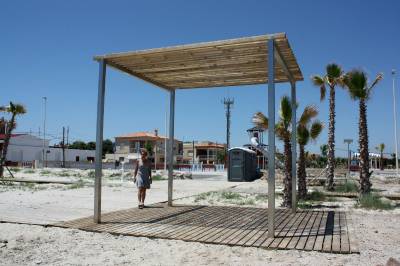 Prgoles, banys i passarel?les completen el servei de bany adaptat de la platja d'Almassora