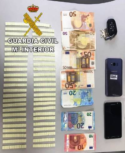 La Guardia Civil detiene a dos personas portando 498 pastillas de xtasis en Vinars