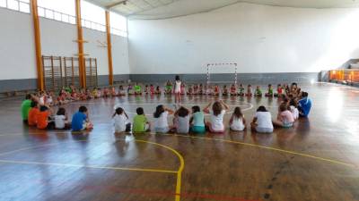 Rcord d'inscrits a l'escola d'estiu de Vilafranca que adelanta l'apertura de la piscina