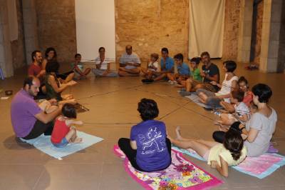 Els xiquets i xiquetes 'conviuen' amb el ioga a Vilafams