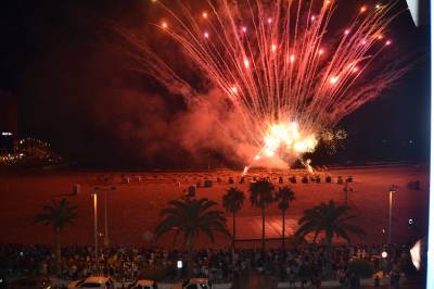 Oropesa del Mar homenajea a sus turistas con un espectacular castillo de fuegos acutico