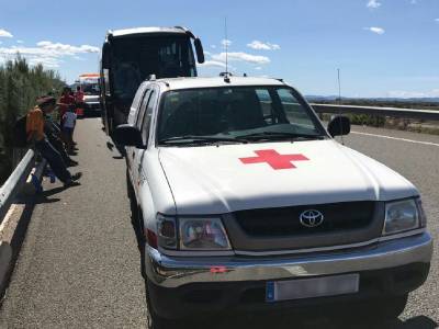 Cruz Roja asiste a 48 pasajeros de un autobs averiado en la CV-13 en Benlloch