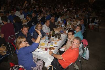 Ms de 2.000 persones participen del sopar de tombet de bou