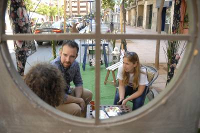 El PARKing Day transforma aparcamientos de zona azul en rincones culturales, creativos, sostenibles y de juegos