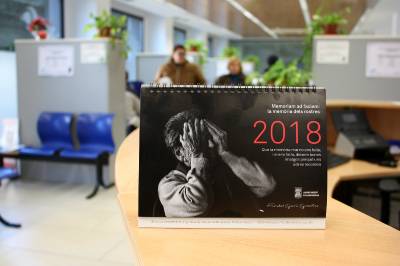 Almassora distribuye 3.500 copias del calendario protagonizado por los usuarios de la residencia