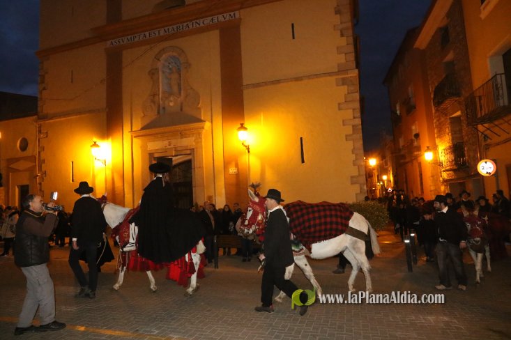 El Sant Antoni mas femenino en Alcora gracias a la Cofradía Virgen de los Dolores