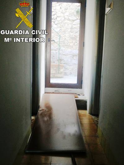 La Guardia Civil detiene a dos personas por dos robos en viviendas en la localidad de Pescola