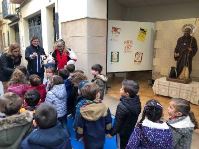 Los nios de Almassora visitan a Sant Antoni en la vspera de la Matx