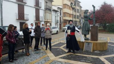 Mossn Antoni Messeguer acompanya a vilafranquins i visitants en un passeig per la histria de la localitat 