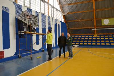 El Ayuntamiento de la Vall d'Uix instala 500 asientos en las gradas del Polideportivo Municipal 