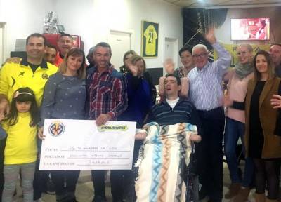 La penya del Villarreal C.F. 'Orgull Groguet' entrega 3.490 euros a l'associaci Ateneu