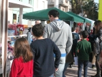 La fira de nadal d'Almenara ompli la plaça del mercat