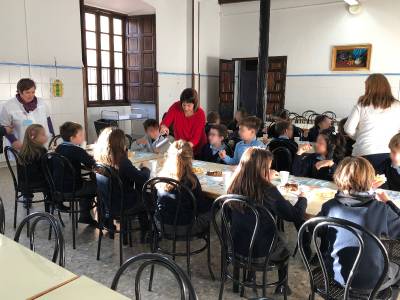 El taller 'desayunos saludables' conciencia de la dieta sana al alumnado de Segorbe