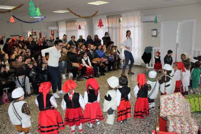 L'Escola Infantil Infant Felip celebra el seu Festival de Nadal amb les famlies dels xiquets i xiquetes inscrits