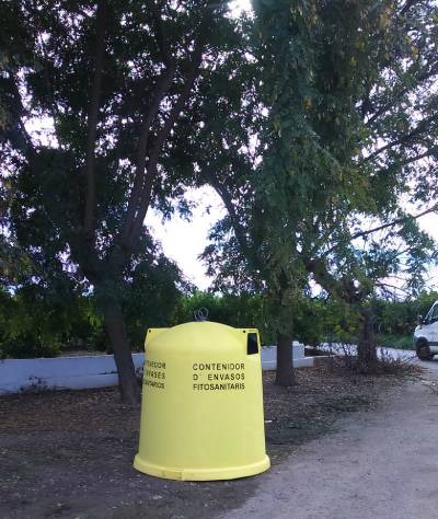 Almenara installa contenidors per a la recollida d'envasos de productes fitosanitaris