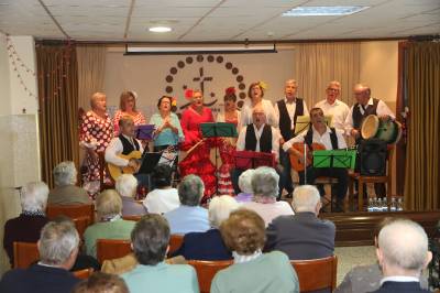 Grupos como el Coro Rociero alcorino animan lugares como la Residencia de Ancianos Madre Rosa Ojeda de Alcora