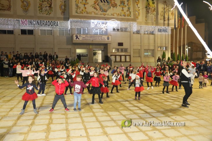 Concurrido Flash Mobe Navideño de On! Dance para despedir el año en Alcora