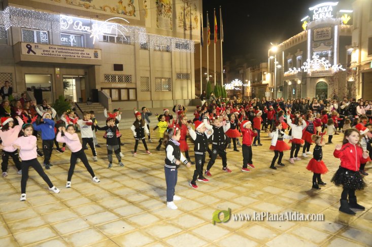 Concurrido Flash Mobe Navideño de On! Dance para despedir el año en Alcora