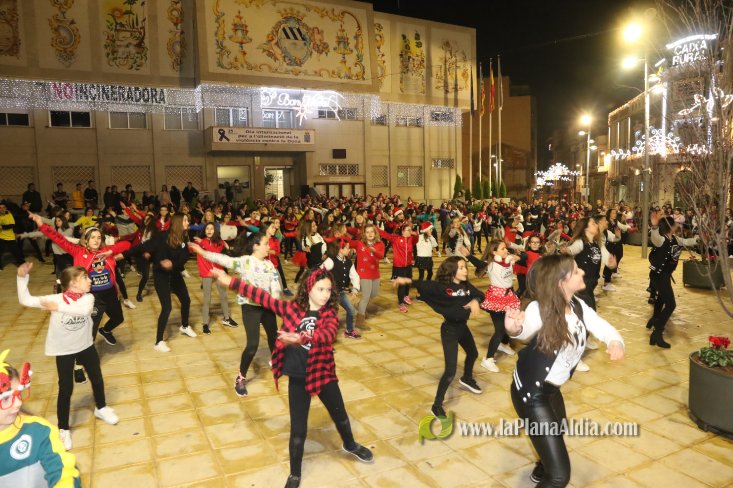 Concurrido Flash Mobe Navideño de On! Dance para despedir el año en Alcora