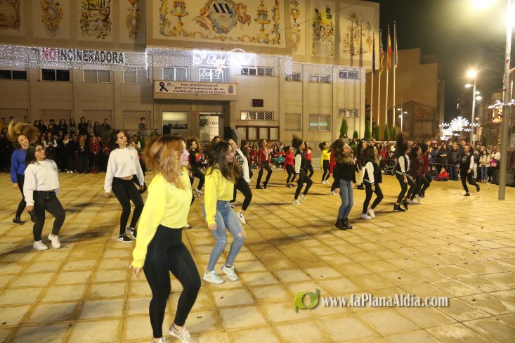 Concurrido Flash Mobe Navideño de On! Dance para despedir el año en Alcora