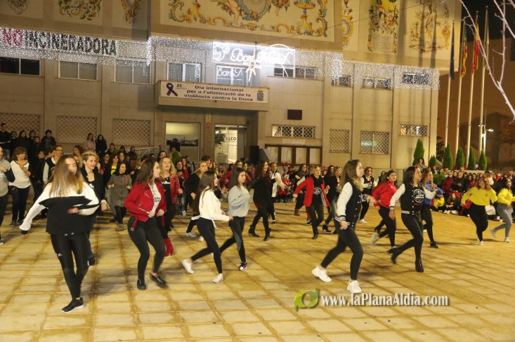 Concurrido Flash Mobe Navideño de On! Dance para despedir el año en Alcora