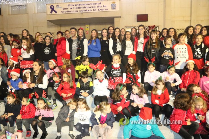 Concurrido Flash Mobe Navideño de On! Dance para despedir el año en Alcora