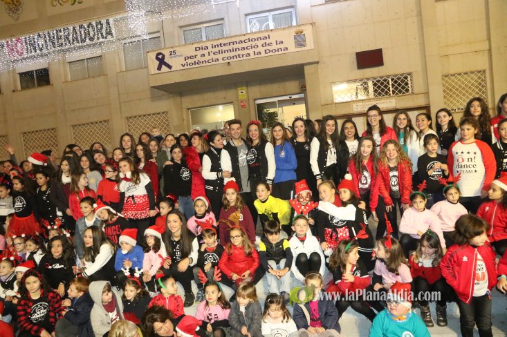 Concurrido Flash Mobe Navideño de On! Dance para despedir el año en Alcora