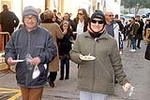 Burriana reparte 3.000 bocadillos en la popular Font del Vi
