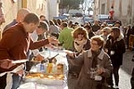 Burriana reparte 3.000 bocadillos en la popular Font del Vi