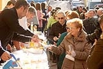 Burriana reparte 3.000 bocadillos en la popular Font del Vi