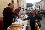 Burriana reparte 3.000 bocadillos en la popular Font del Vi